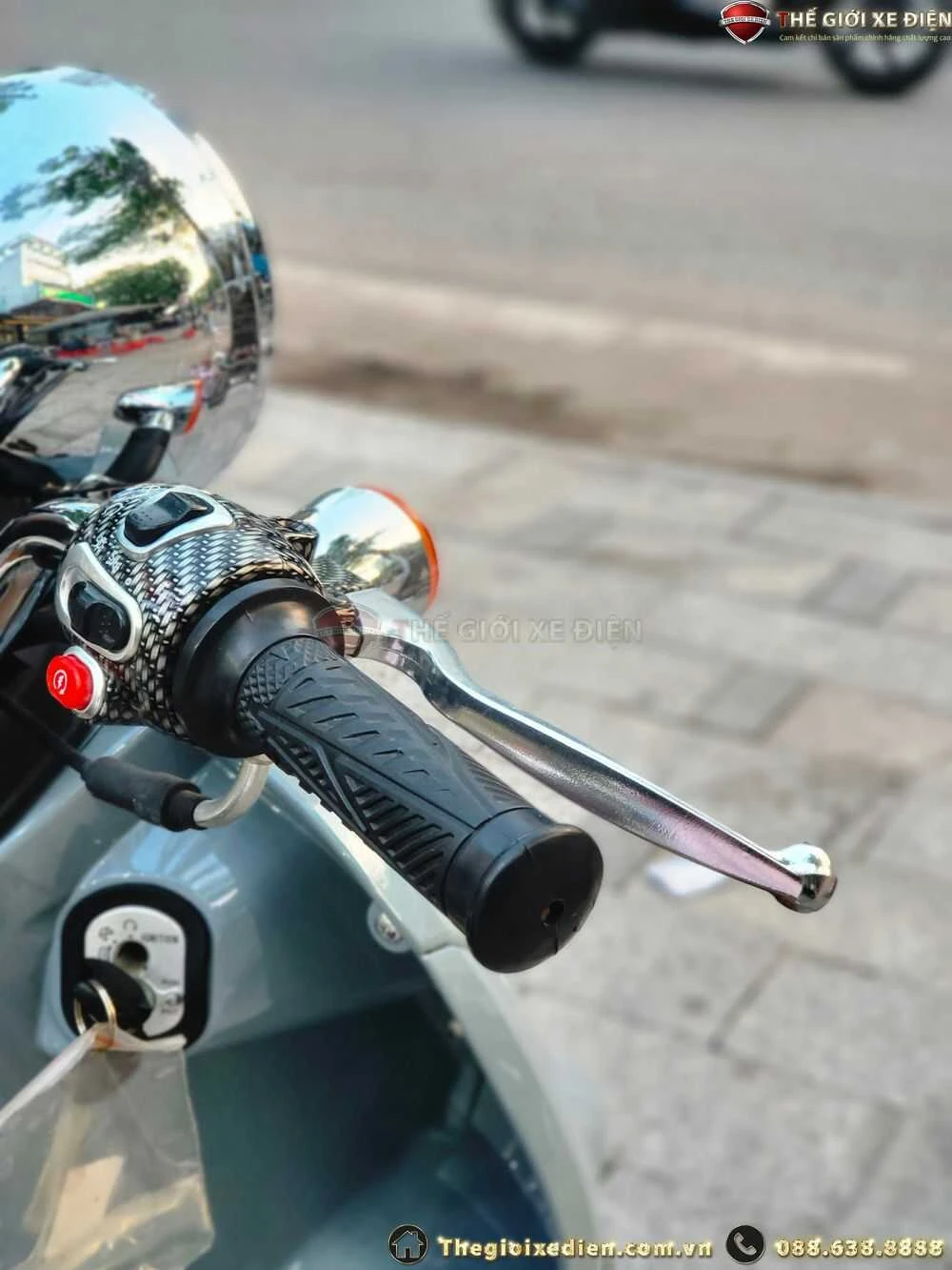 cùm tay lái được mạ carbon