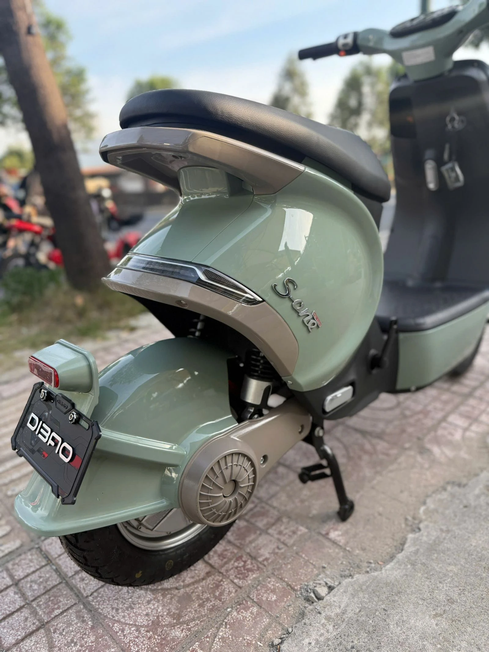 Cẩn thận khi sạc xe điện không tự ngắt và bình ngày càng nóng lên khi cắm điện? (nhân bản)