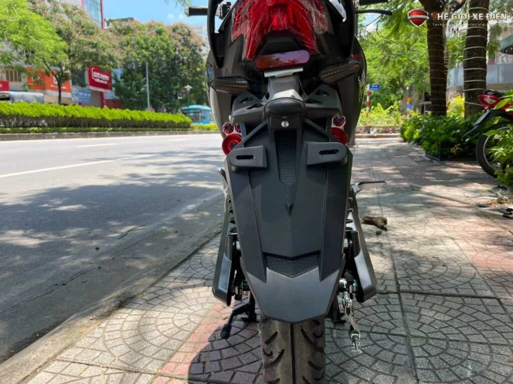 đuôi đèn phía sau vuốt nhọn